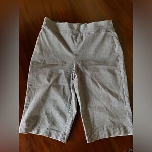 Chicos So Slimming Long Shorts.0.5 EUC.12 1/2” inseam.14” waist. 22 1/2” length